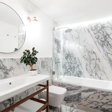 Проживання в сім'ї In Shared Apartment, Santo Antonio Church In