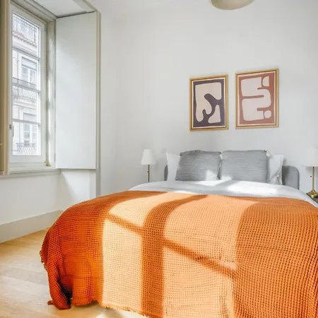 In Modern And Pleasant Shared Apartment, Santo Antonio Church In Lissabon