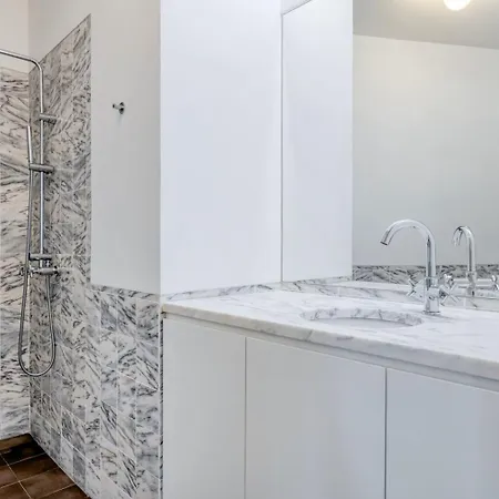 In Modern And Pleasant Shared Apartment, Santo Antonio Church In * Lissabon