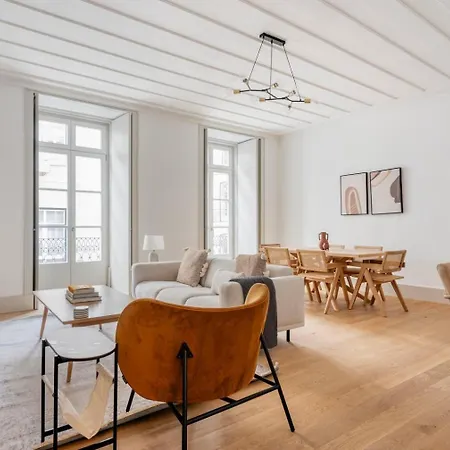 In Modern And Pleasant Shared Apartment, Santo Antonio Church In Lissabon