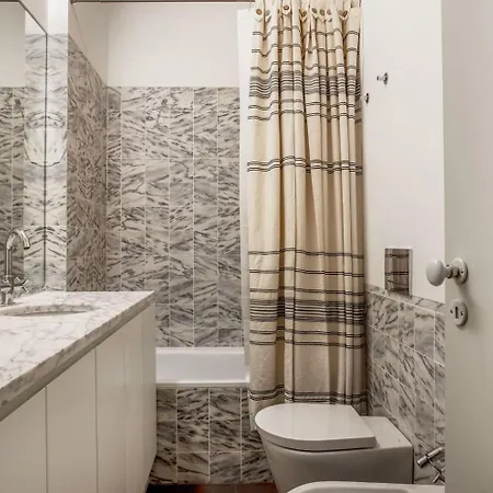 In Shared Apartment, Santo Antonio Church In Rum i privatbostad *