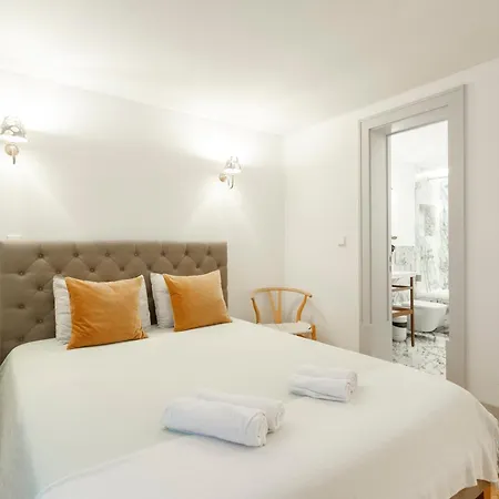 In Shared Apartment, Santo Antonio Church In Rum i privatbostad