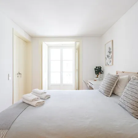 In Shared Apartment, Santo Antonio Church In Rum i privatbostad Lisboa